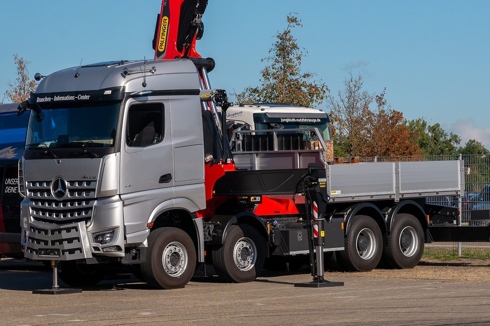 Modern kranbil – en Mercedes-Benz Arocs med lastbilskran – för lyft i Jönköping