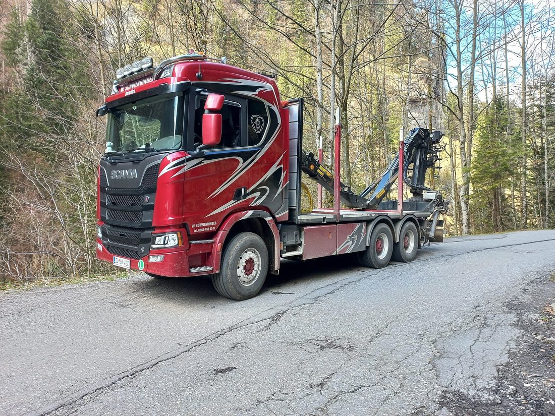 Modern Scania kranbil med lastbilskran för lyft i Jönköping