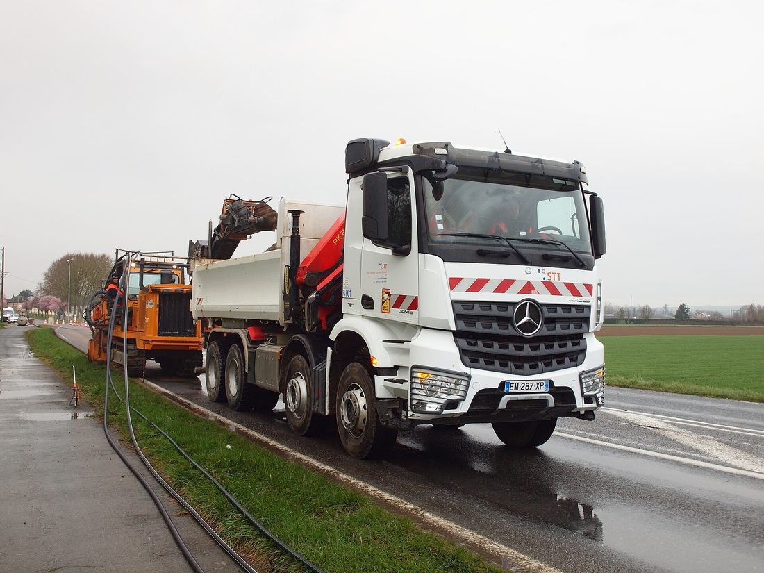 Kranbil (Mercedes-Benz Arocs) med Palfinger-kran vid bygg- och vägarbete i Jönköping
